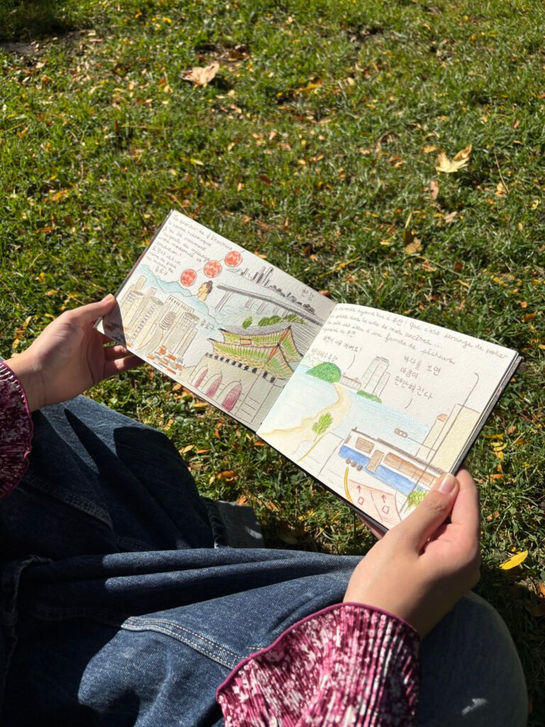 Personne tenant un carnet de voyage