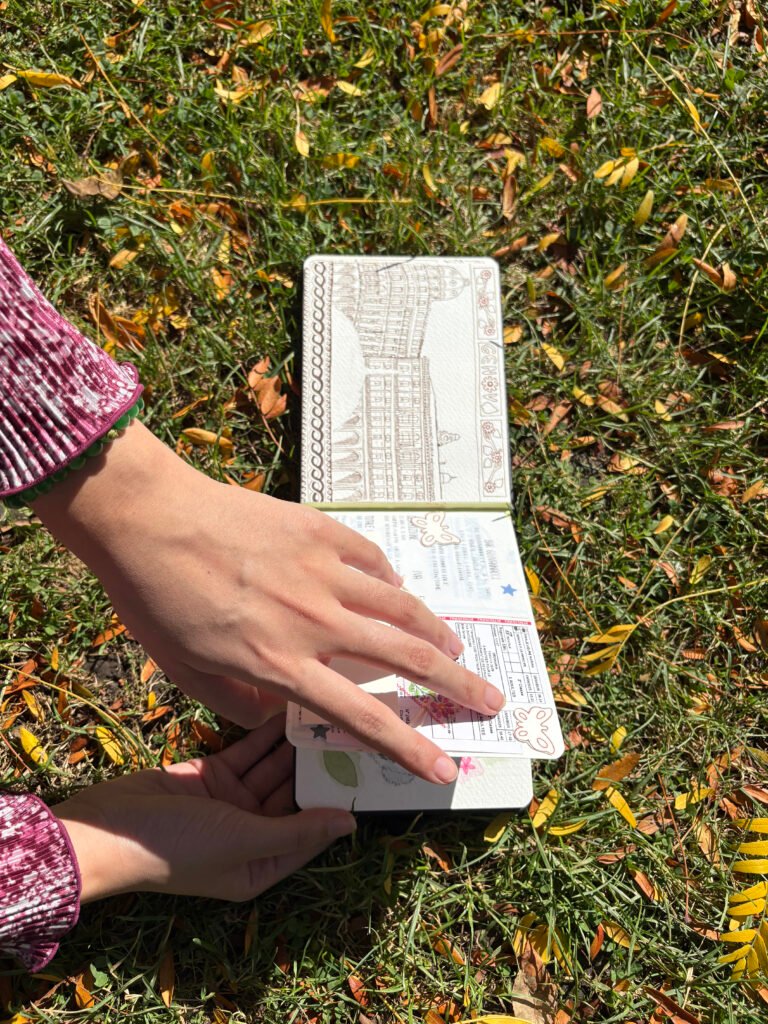 Personne tenant un carnet de voyage